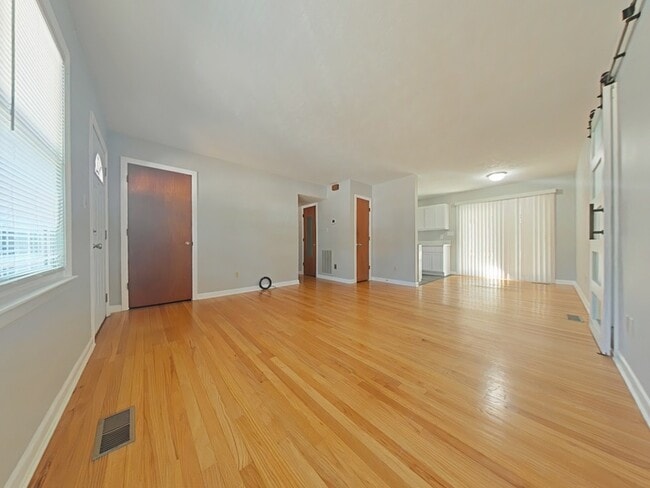 Building Photo - 3320 Forest Lake Dr