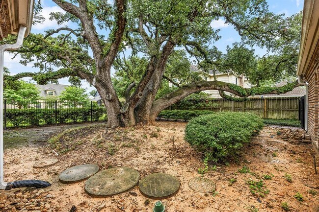 Building Photo - 15726 Walkwood Dr