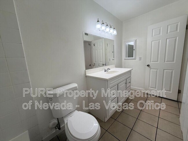 Building Photo - 1405 E Vegas Valley Dr