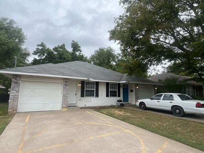Primary Photo - Check this out!!! Great duplex ready for y...