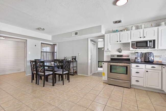 Building Photo - Roomy 3 Bedroom Home with a Fireplace