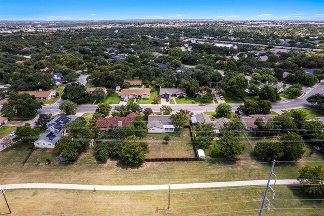 Building Photo - 1700 Deep Wood Dr