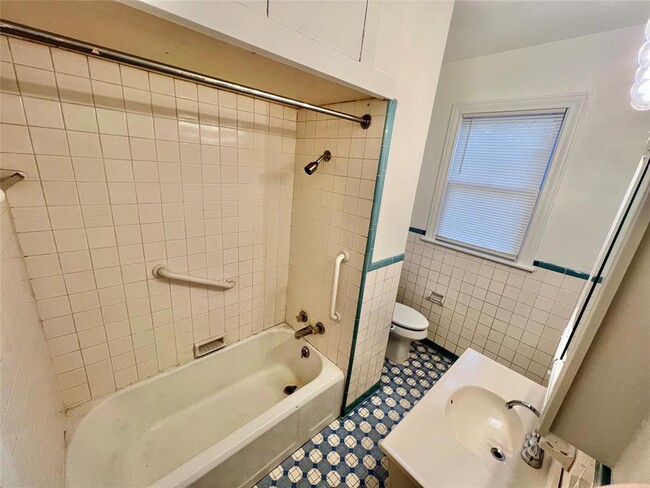 Building Photo - 302 Park Ln