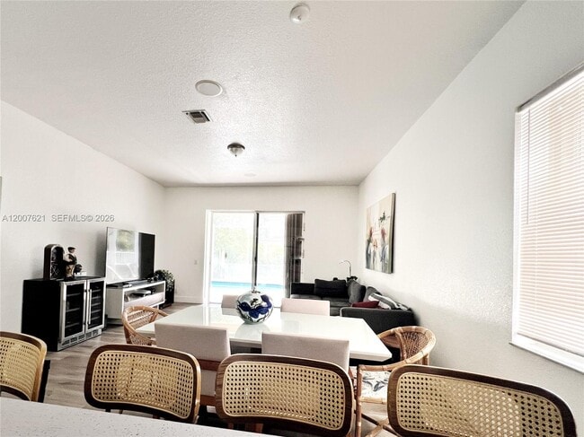 Building Photo - 1901 Cedar Ct