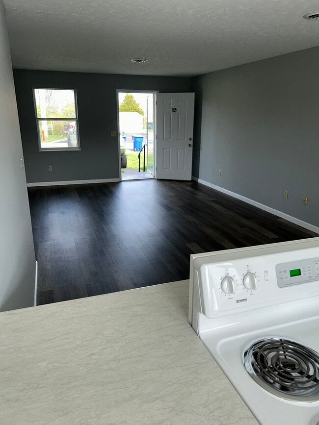 Building Photo - 1525 Meadow Spring Dr