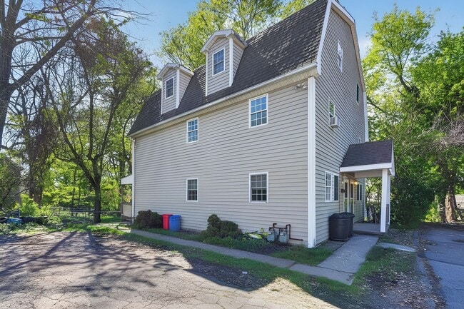 Building Photo - Charming 3BR Duplex in Dunmore