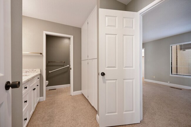 Building Photo - South Auburn Gem! Stylish 2BR Townhome in Quiet, Neighborhood