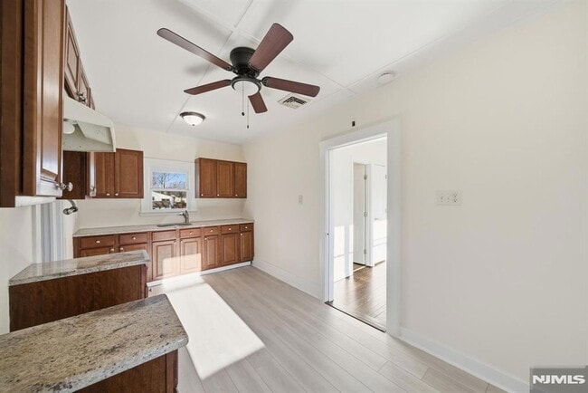 Building Photo - 75 Lakeview Terrace