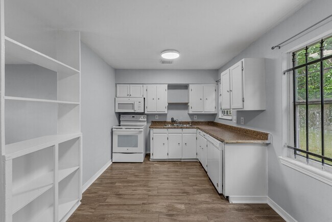 Building Photo - 9410 Rosehaven Dr