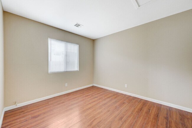 Building Photo - Rare Single Story Home with hard flooring!