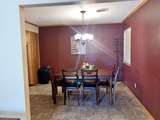 Building Photo - 3 Bedroom, 2 Bath, 2 car garage