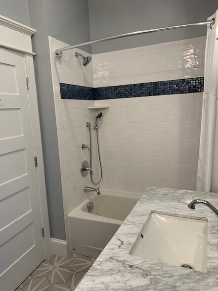 Guest bath - 16 Pierce St