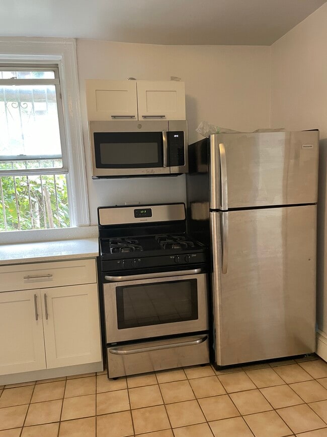 Building Photo - 3240 Cambridge Ave