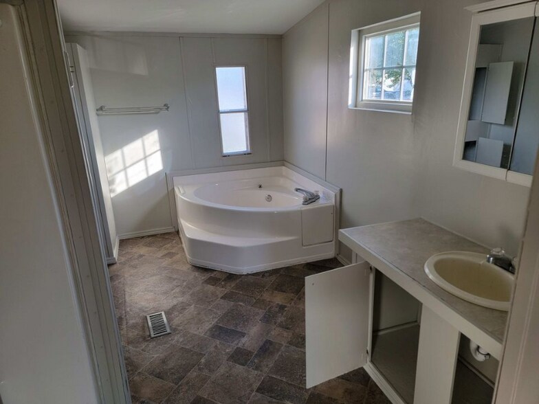 Building Photo - 8424 Bloomwood Dr