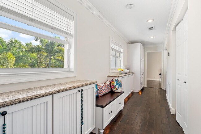 Building Photo - 542 N Cypress Dr