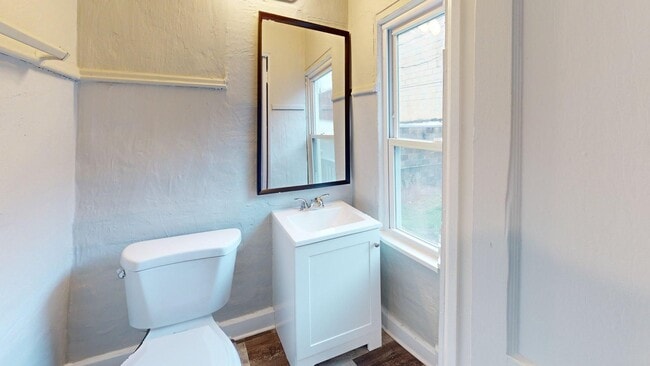 Building Photo - Edgewater Neighborhood - 3 bedroom - 2 Bat...