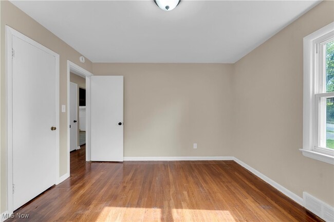 Building Photo - 5037 Greenhurst Dr