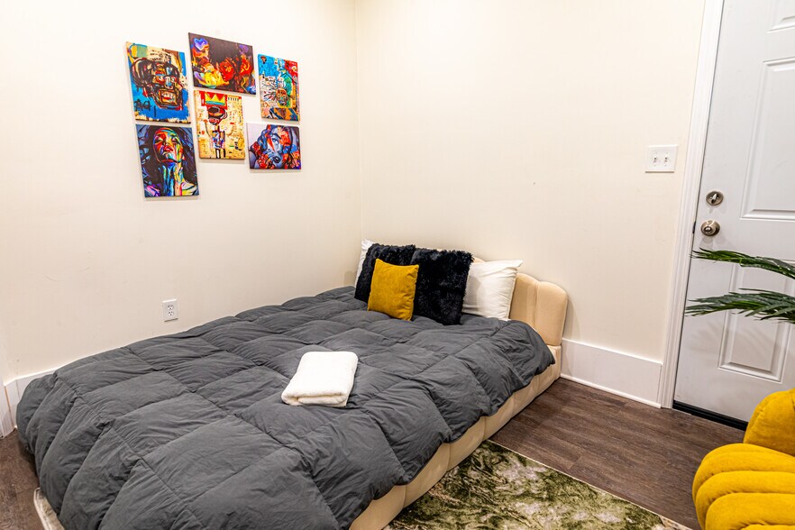 Building Photo - 2325 5th Ave