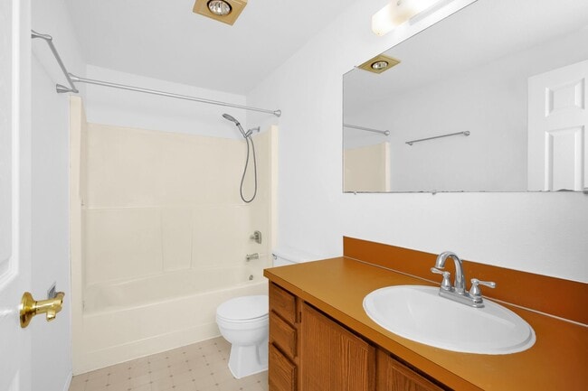 Building Photo - Privacy without the yard work - 3 Bedroom South Seattle Townhouse (Secure before the new year!)