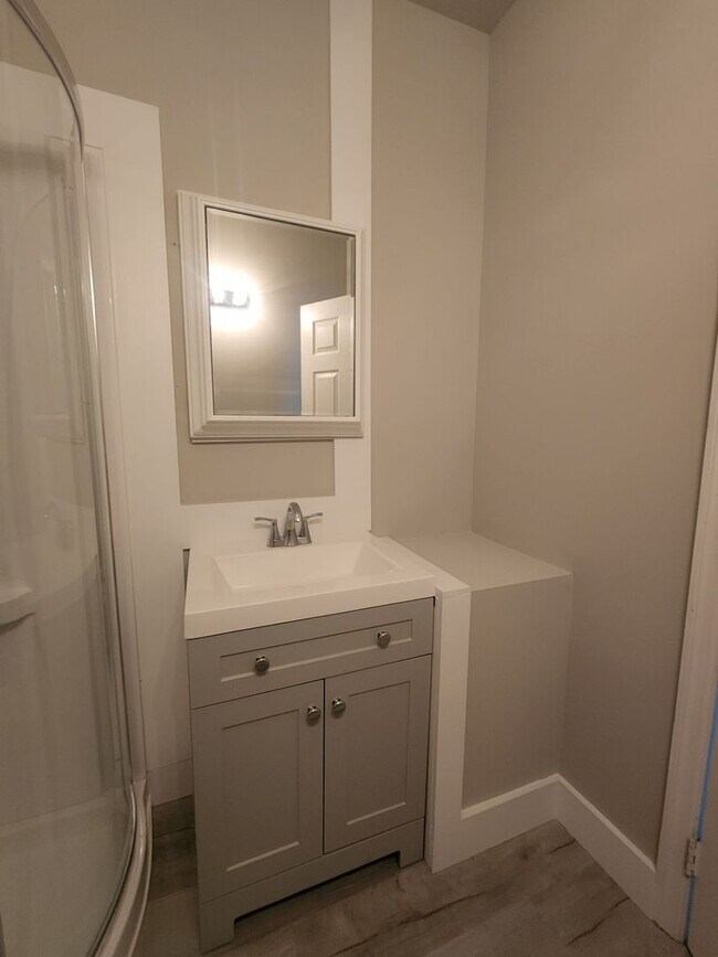 Building Photo - 2 Bedroom 1 Bath Apartment - Downtown Charleston