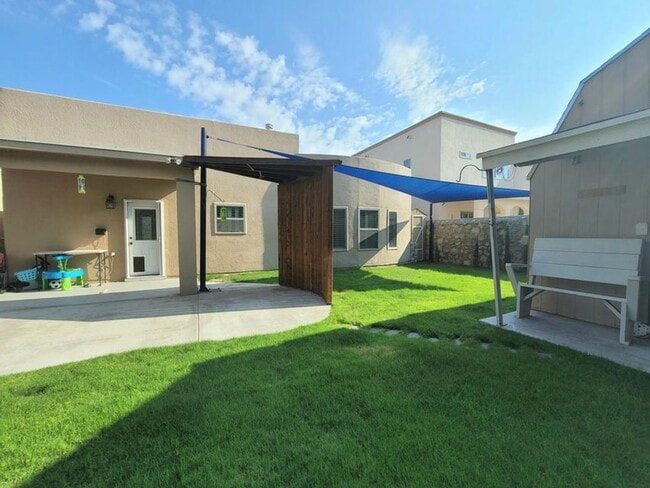 Building Photo - Amazing 3 bedroom 2 bath home in West El Paso!