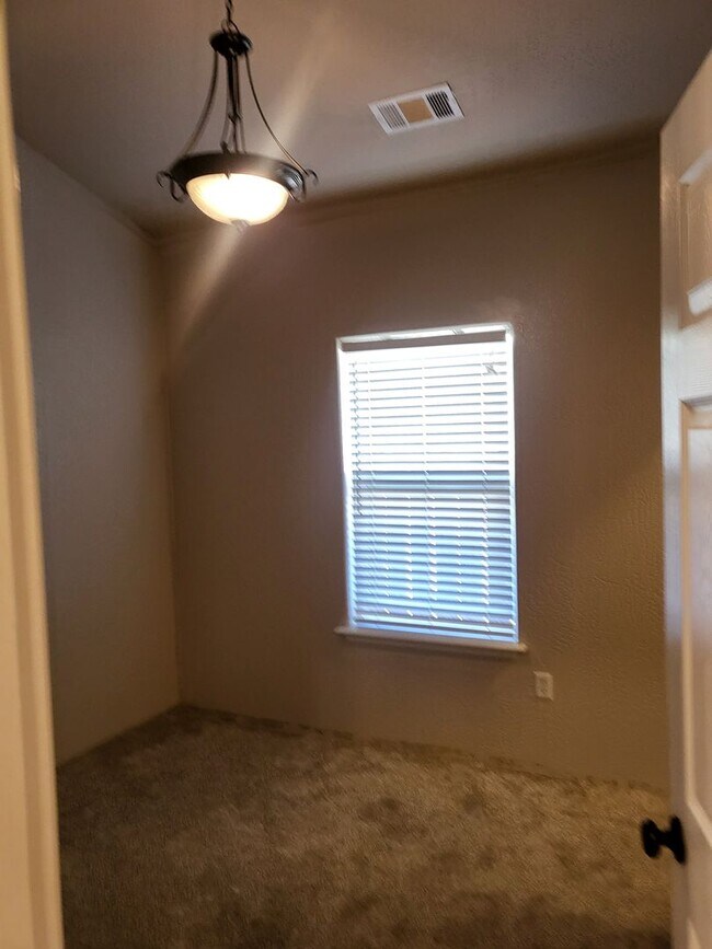 Building Photo - 3 bed 2 bath Home for Rent in Grants Pass