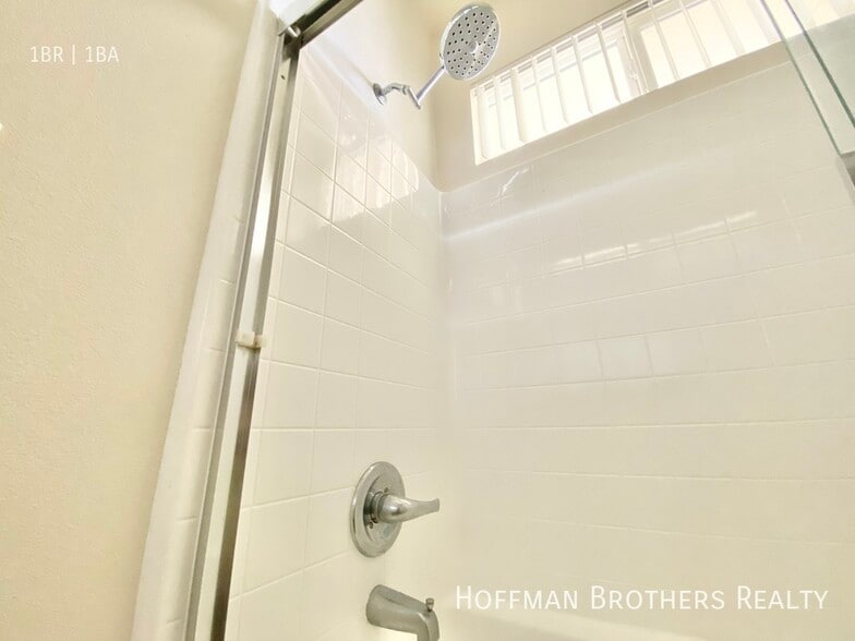 Building Photo - 251 Robinson St