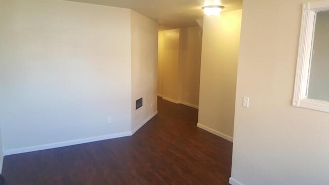 Building Photo - 109 W Oak St