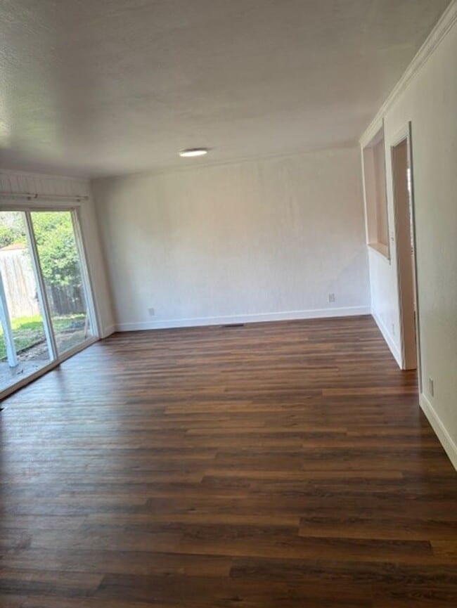 Building Photo - 9 Begonia Ln