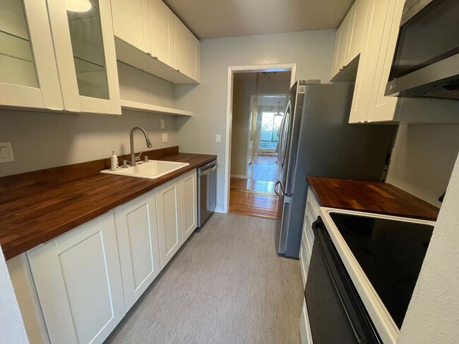 Building Photo - Spacious Updated Two Bedroom Condo in Wate...