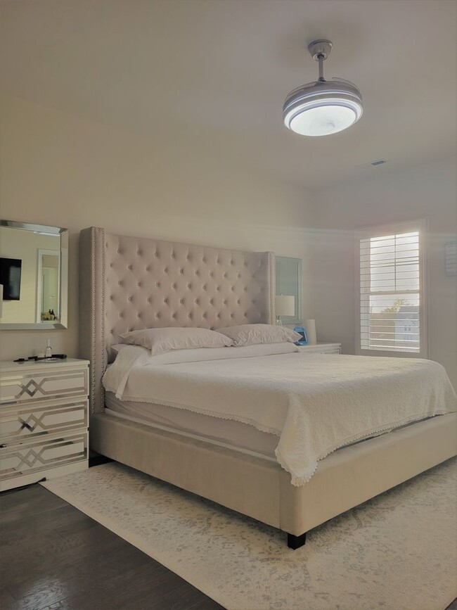 Building Photo - Stunning 4 bedroom 3.5 bath townhome locat...
