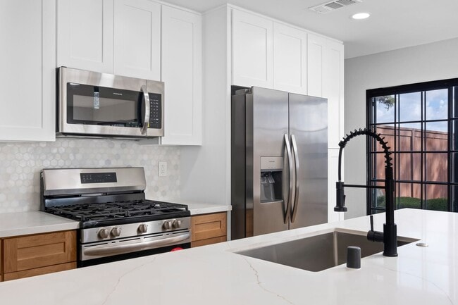 Building Photo - Move-In-Ready Townhome-Style Unit in Chula Vista!