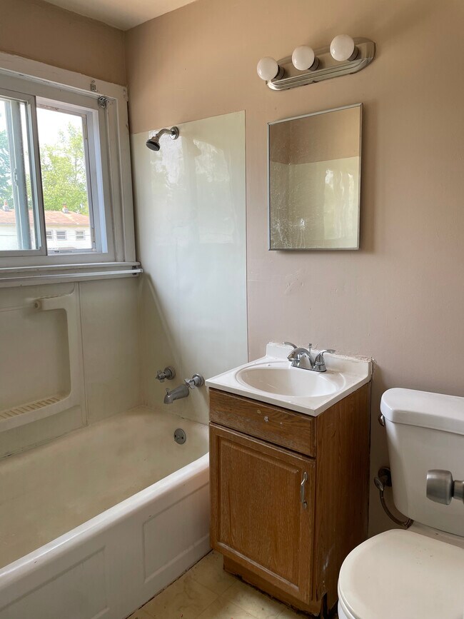 Building Photo - 32609 Montcalm St