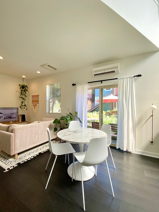 Open concept living - 4305 SE Division St