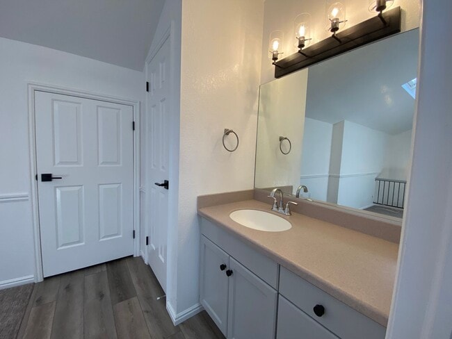 Building Photo - REMODELED 2 BEDROOM UNIT DOWNTOWN ST. GEORGE!