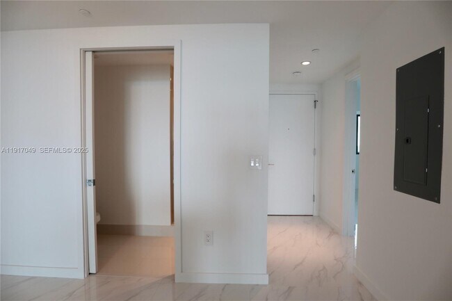 Building Photo - 650 NE 32nd St