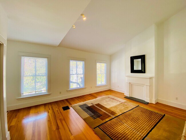 Building Photo - Beautifully Renovated 2bdrm/1.5bth Row House Located in Historic Church Hill!!