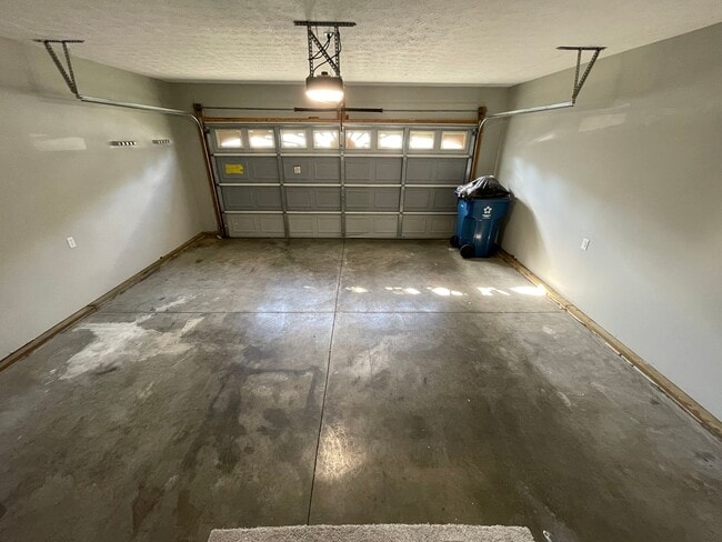Building Photo - 4 Bedroom Home w/ 2 Car Garage
