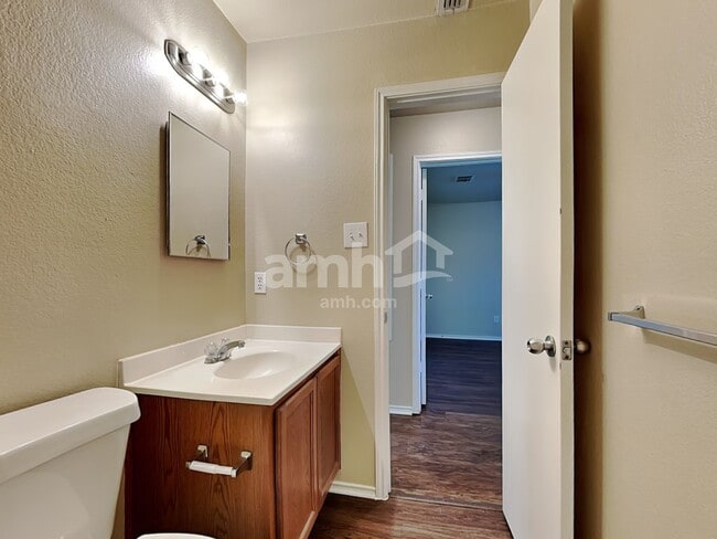 Building Photo - 2806 Lake Terrace Dr