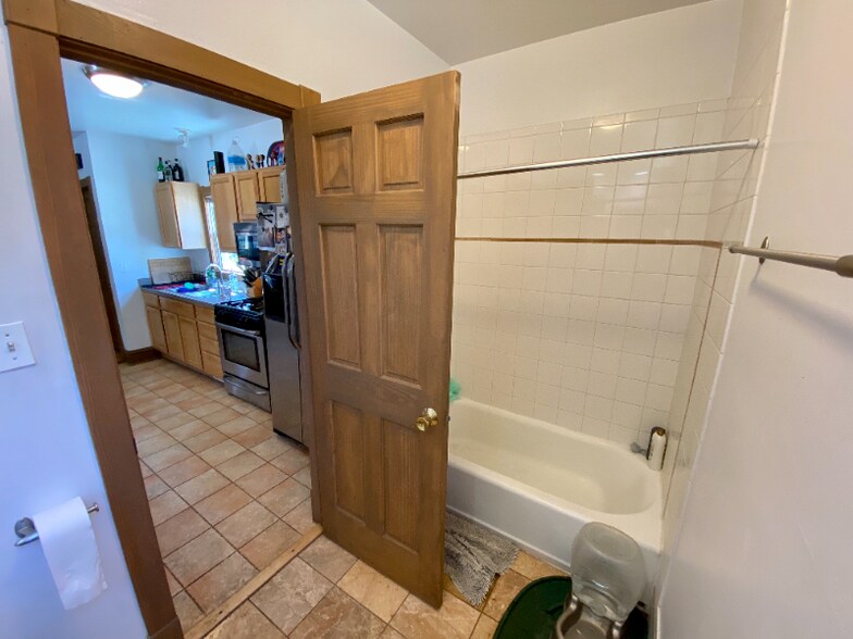 Building Photo - 1214 W Nelson St