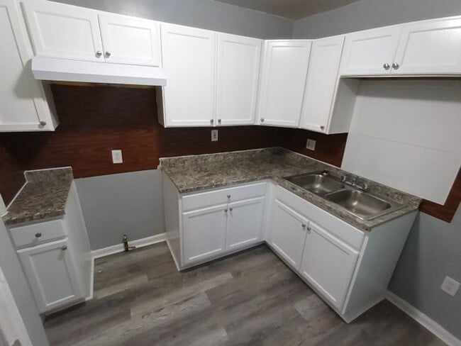 Building Photo - 3 bed ranch on Detroit's East Side Now Ava...