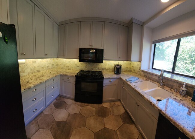 Building Photo - Furnished 3 bed 2.5 bath close to Poly.