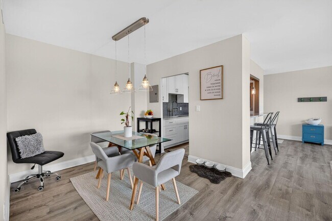 Building Photo - 2555 NE 11th St