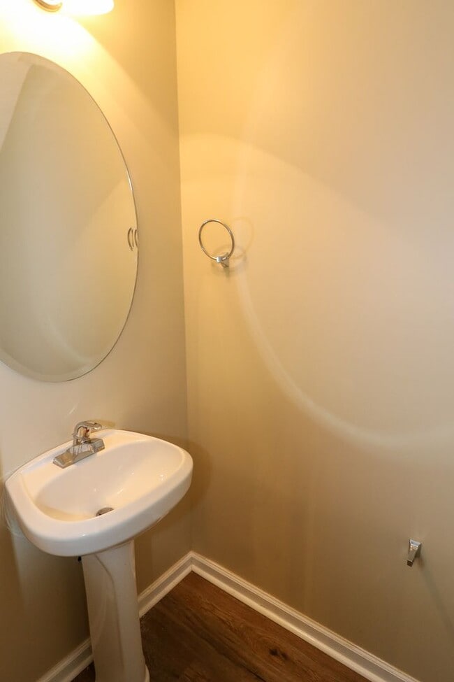 Building Photo - 2 BEDROOM, 2 1/2 BATH TRIPLEX CLOSE TO HON...