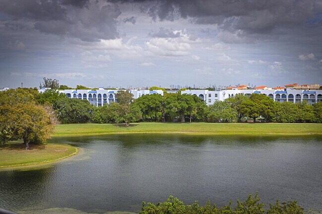 Building Photo - 9682 Fontainebleau Blvd