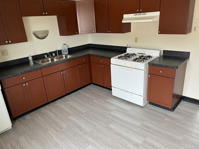 Building Photo - Waukesha 2BD (Near Carrol College)