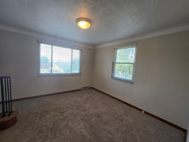 Building Photo - 305 Longview Dr
