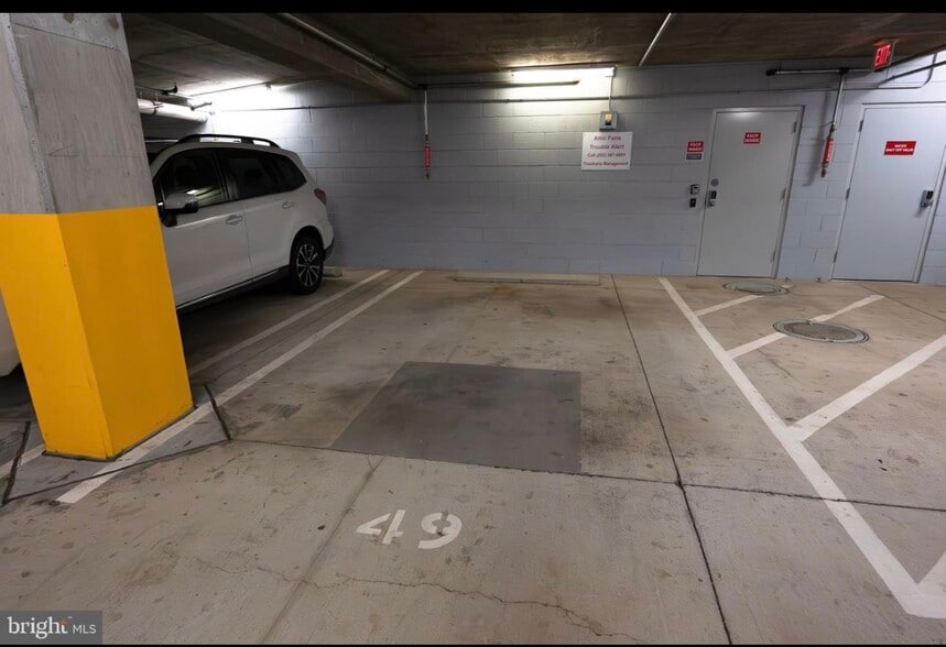 Spacious garage parking near elevator - 815 N Patrick St