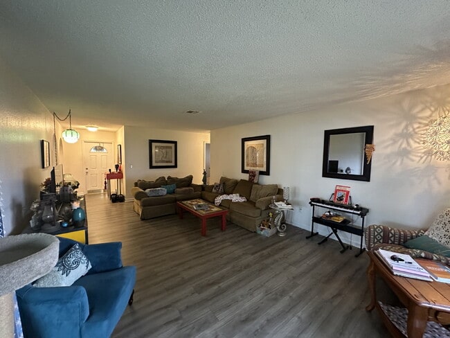 Building Photo - 3 bedroom, 2 bathroom home in Palm Bay wit...