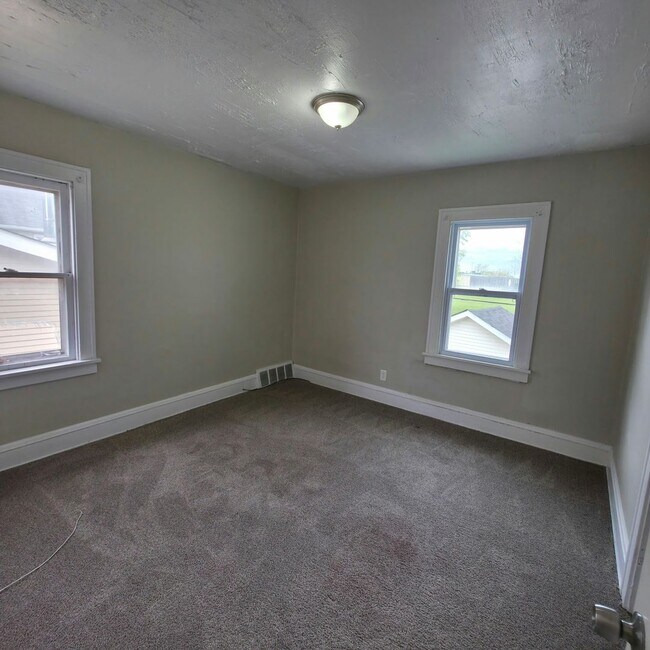 Building Photo - 1394 Larchmont Rd